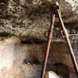 Anche qui troviamo ammassi di pietre e due puntelli in ferro utili a sostenere il soffitto